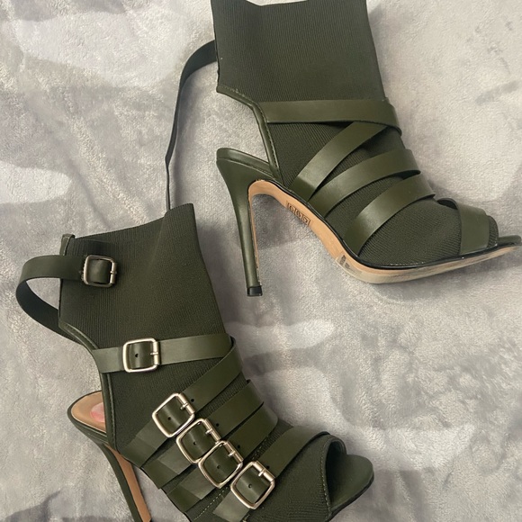 Worn once - Picture 2 of 2